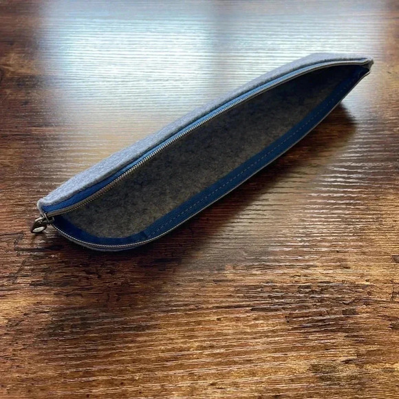 NEW SKAGEN Gray Felt Watch Protector Travel Zippered Pouch - Picture 2 of 5